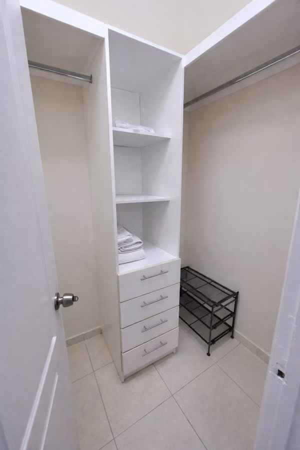 Apartamento amoblado en piso alto con espectacular vista a la ciudad.