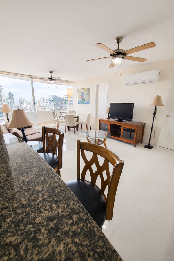 Apartamento amoblado en piso alto con espectacular vista a la ciudad.