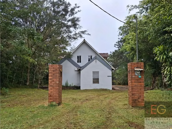Se vende casa en Altos de Cerro Azul