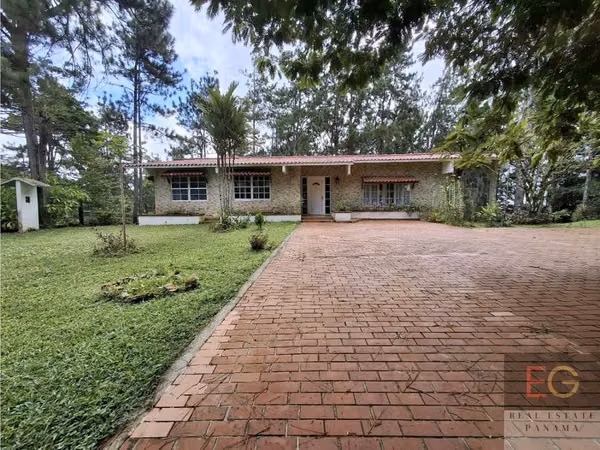 Se vende casa en Altos de Cerro Azul