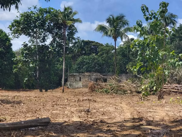 4.7 hectareas con construccion parcial de casa de 200m