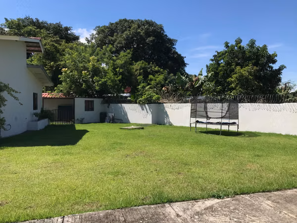 Corner house for sale in San Carlitos (David)