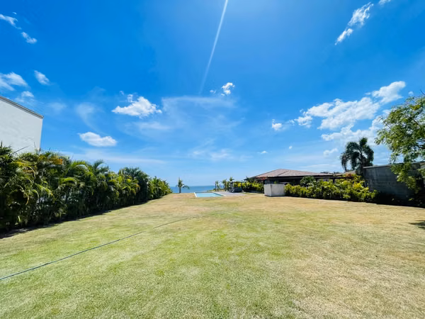 Sale of house in casamar. in front of the Sea