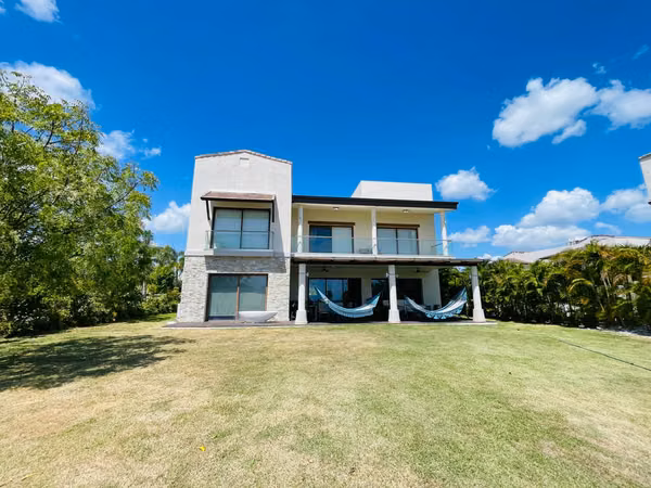 Sale of house in casamar. in front of the Sea