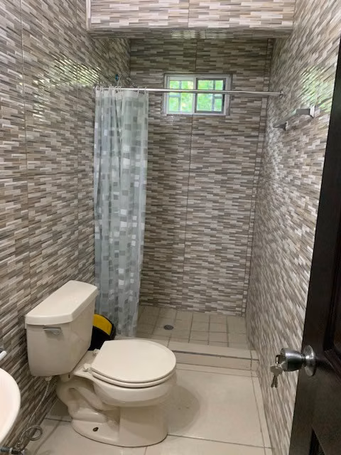 FOR RENT NICE AND COMFORTABLE FENCED HOUSE IN AQUALINA