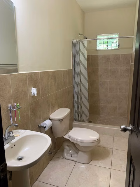 FOR RENT NICE AND COMFORTABLE FENCED HOUSE IN AQUALINA