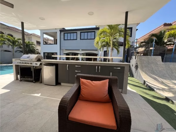 HOUSE FOR SALE IN COSTA DEL ESTE WITH POOL 940MTS CV