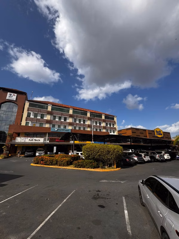 Offices of all sizes for rent in a busy shopping plaza, 13 per m2