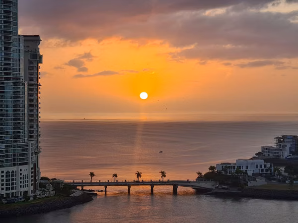 Se vende apartamento en Paitilla / 290 mts2 frente de mar / 3 recámaras + den.