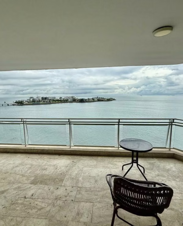 Se vende apartamento en Paitilla / 290 mts2 frente de mar / 3 recámaras + den.
