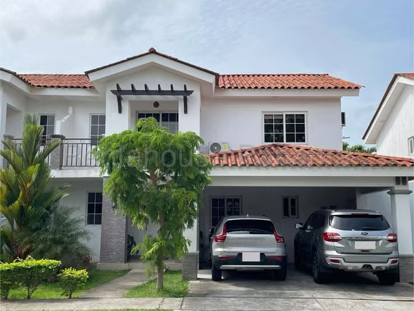 VENTA DE CASA CON PISCINA EN VERSALLES BDP