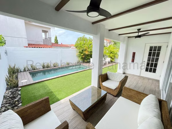 VENTA DE CASA CON PISCINA EN VERSALLES BDP