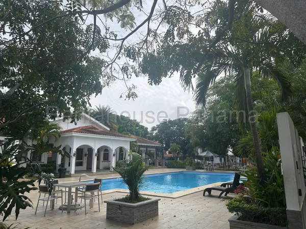 VENTA DE CASA CON PISCINA EN VERSALLES BDP