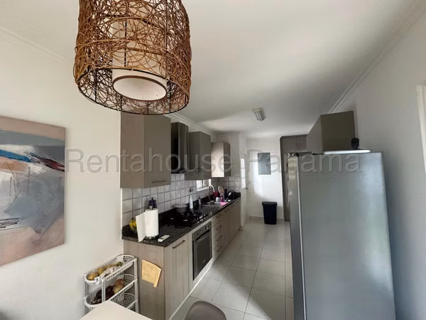 VENTA DE CASA CON PISCINA EN VERSALLES BDP