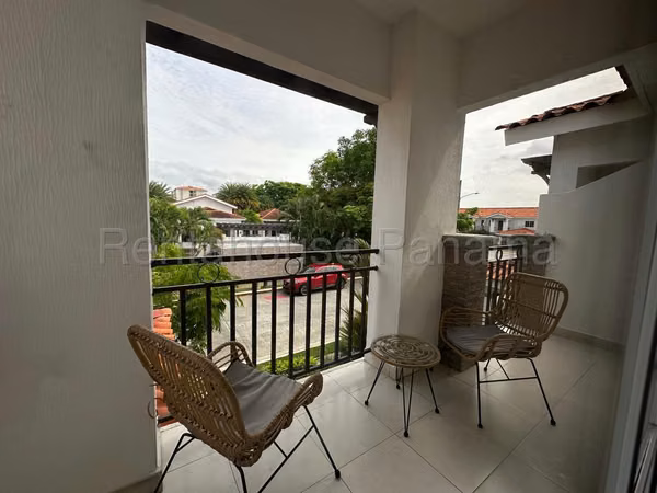VENTA DE CASA CON PISCINA EN VERSALLES BDP