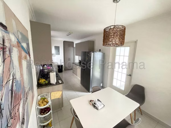 VENTA DE CASA CON PISCINA EN VERSALLES BDP