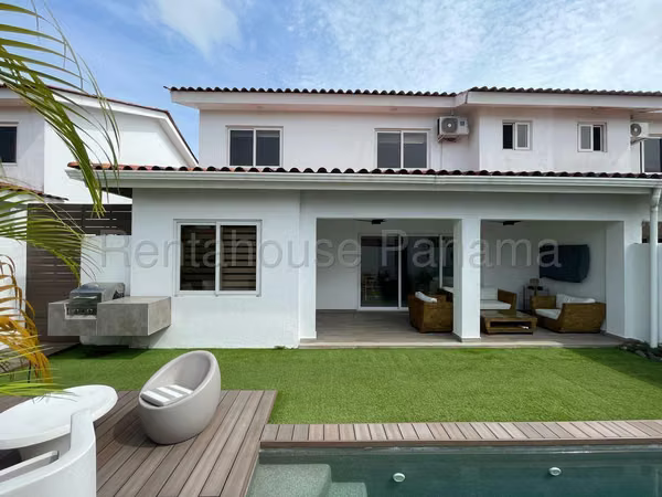 VENTA DE CASA CON PISCINA EN VERSALLES BDP