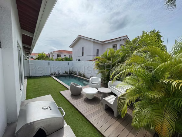 VENTA DE CASA CON PISCINA EN VERSALLES BDP