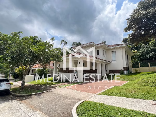 House for Rent in Clayton Senderos: 3 Bedrooms with Garden