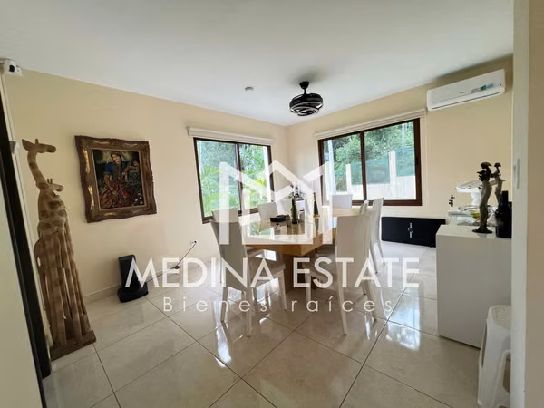 House for Rent in Clayton Senderos: 3 Bedrooms with Garden