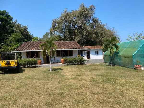 SE VENDE TERRENO CON 2 CASAS-En Pedasí