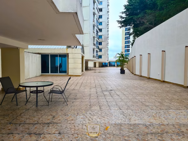 Apartment with large outdoor courtyard in Edison Park - PH Belview