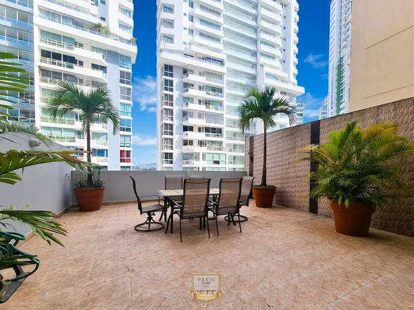 Apartment with large outdoor courtyard in Edison Park - PH Belview