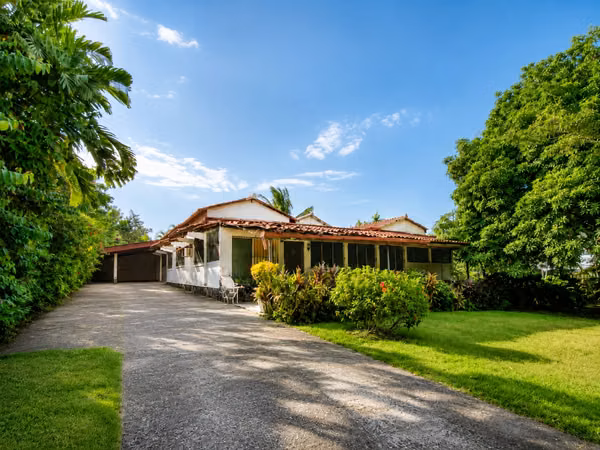 Terreno de 1,556m² en Altos del Golf con casa colonial para restaurar