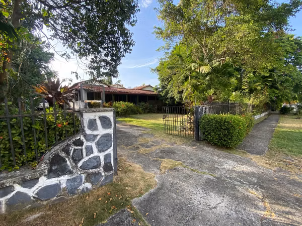 Terreno de 1,556m² en Altos del Golf con casa colonial para restaurar