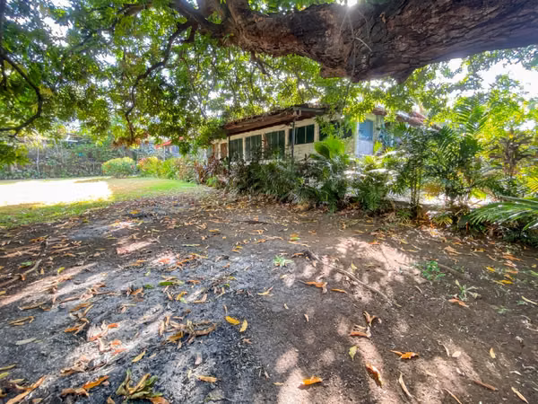Terreno de 1,556m² en Altos del Golf con casa colonial para restaurar