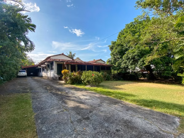 Terreno de 1,556m² en Altos del Golf con casa colonial para restaurar