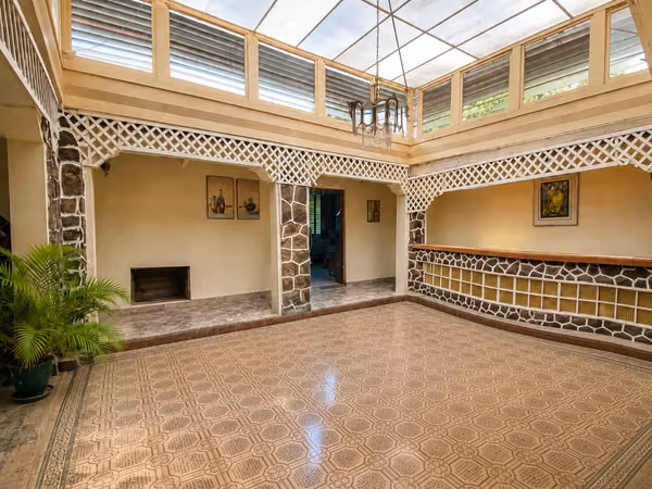 Terreno de 1,556m² en Altos del Golf con casa colonial para restaurar