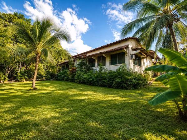 Terreno de 1,556m² en Altos del Golf con casa colonial para restaurar