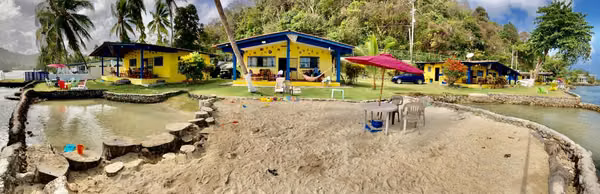 BEACH CABINS IN FRONT OF THE SEA IN THE GUAIRA-COLON