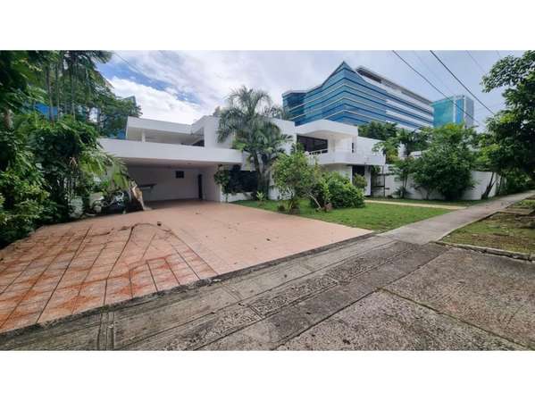 VENDO o ALQUILO CASA CON PISCINA EN OBARRIO