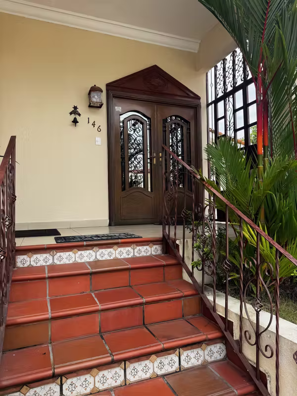SALE OF 4 BEDROOM HOUSE IN FOREST OF THE CIBELES