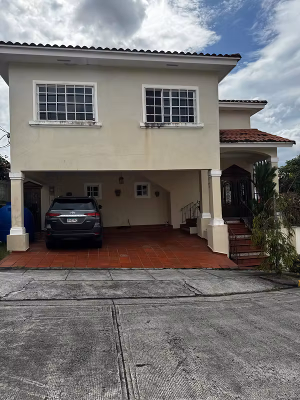SALE OF 4 BEDROOM HOUSE IN FOREST OF THE CIBELES