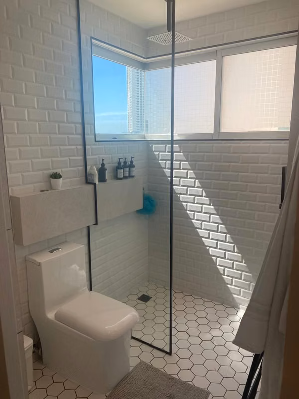 Apartment for sale in Costa del Este near DHL. Remodeled.