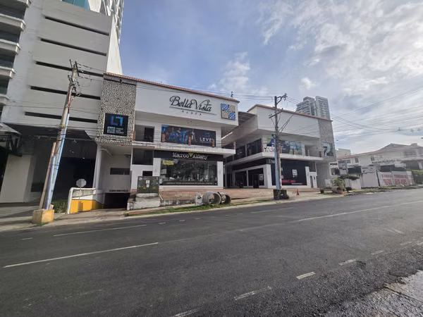 Venta Plaza comercial en Bella Vista. JR