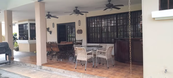 VENDO beautiful house in El Carmen