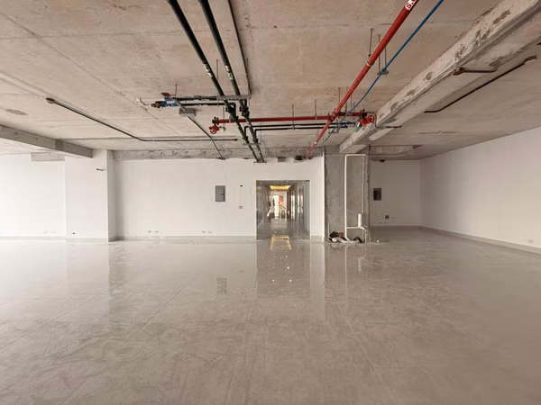 Spacious 425 m² office in The Towers Plaza for rent