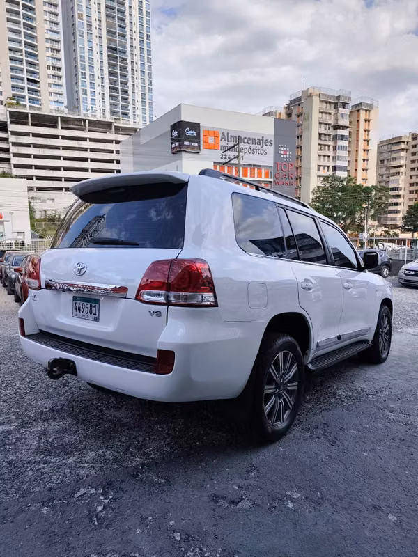 TOYOTA LAND CRUISER 2011