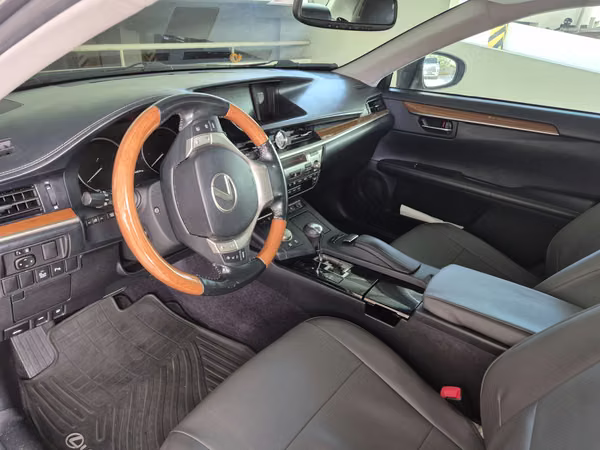 Lexus  ES300h 2014