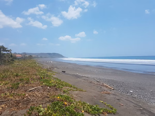 Se vende Terreno FRENTE DE PLAYA y carretera OV
