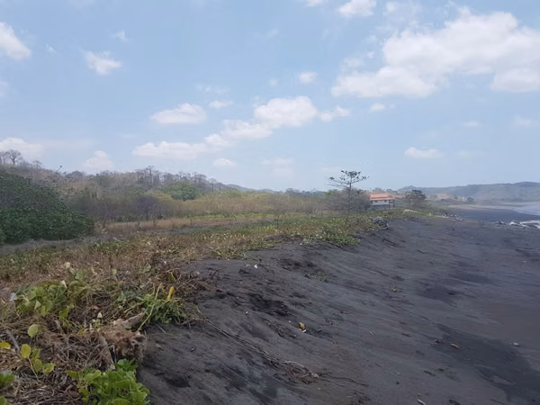 Se vende Terreno FRENTE DE PLAYA y carretera OV