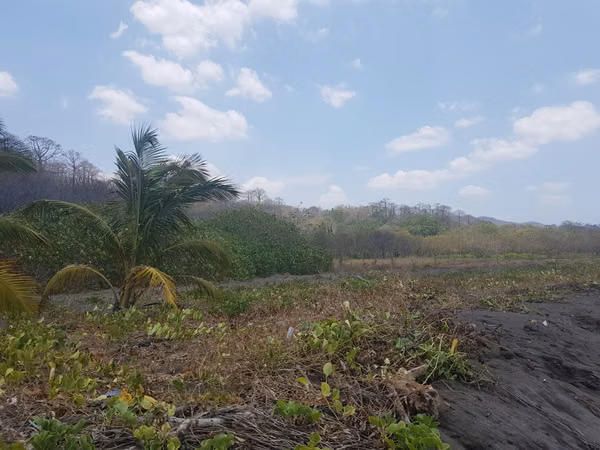 Se vende Terreno FRENTE DE PLAYA y carretera OV