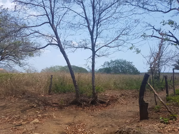 Se vende Terreno FRENTE DE PLAYA y carretera OV