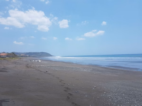 Se vende Terreno FRENTE DE PLAYA y carretera OV