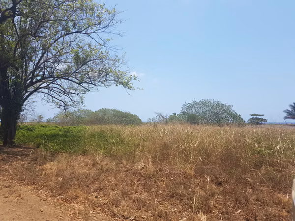 Se vende Terreno FRENTE DE PLAYA y carretera OV
