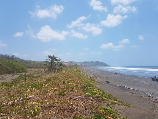 Se vende Terreno FRENTE DE PLAYA y carretera OV